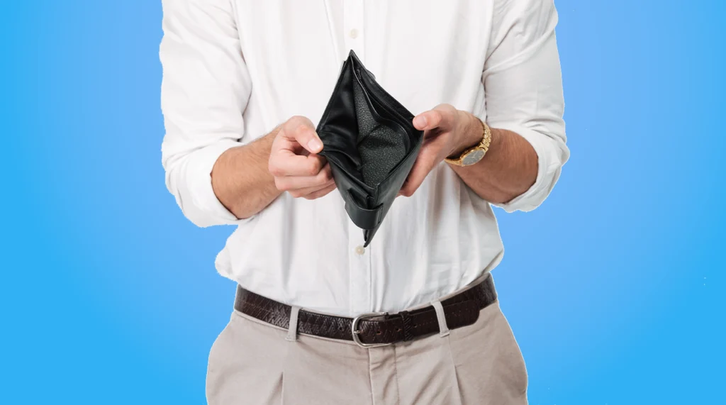 Produtor de eventos mostrando carteira vazia, representando desafio de vender ingressos com pouco orçamento e necessidade de estratégias de divulgação mais eficientes.