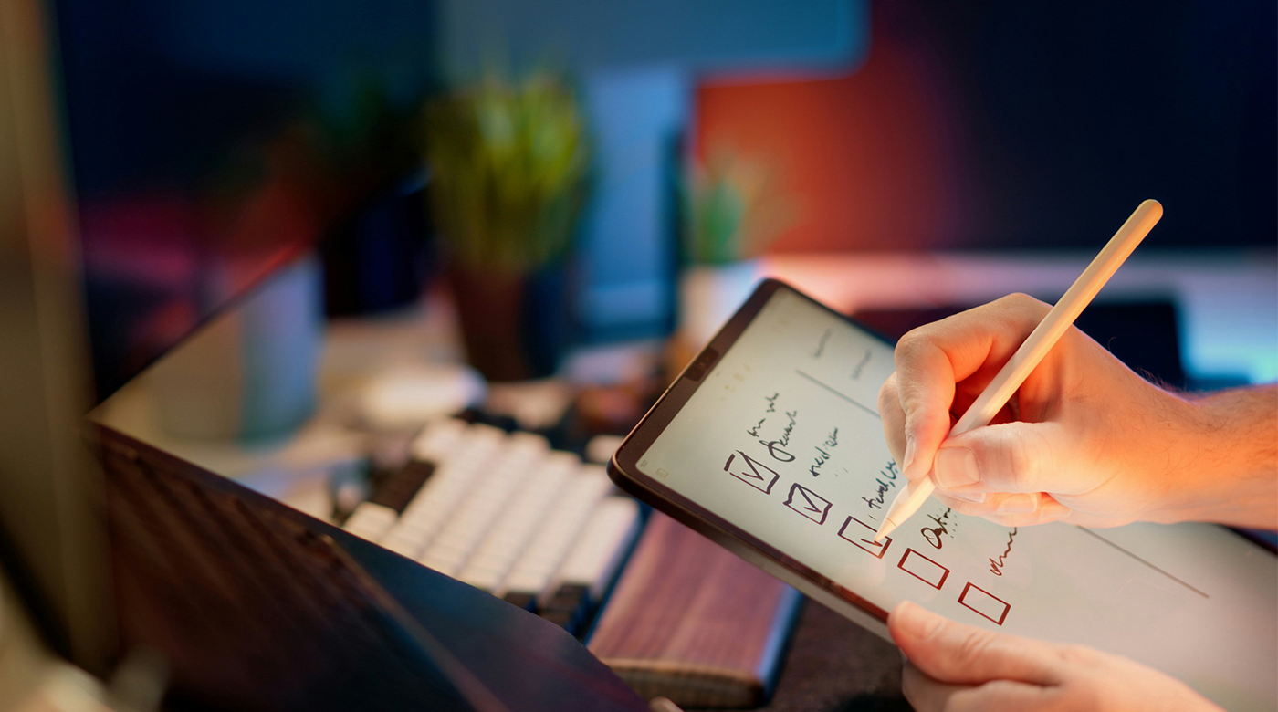 Pessoa preenchendo checklist em tablet, representando planejamento e organização de tarefas antes de um evento