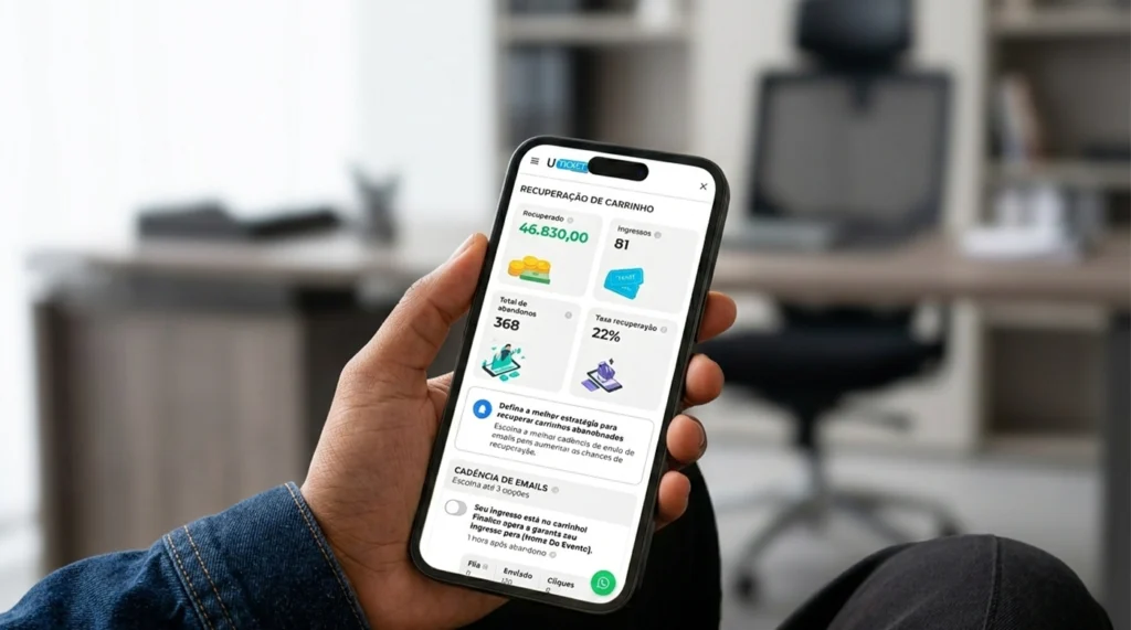 Produtor de eventos com celular na mão após vender mais ingressos com a recuperação automática de carrinho da uticket
