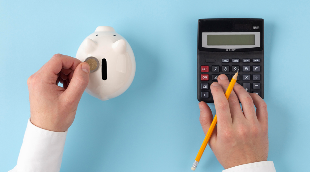 Produtor organizando fluxo de caixa do evento com calculadora