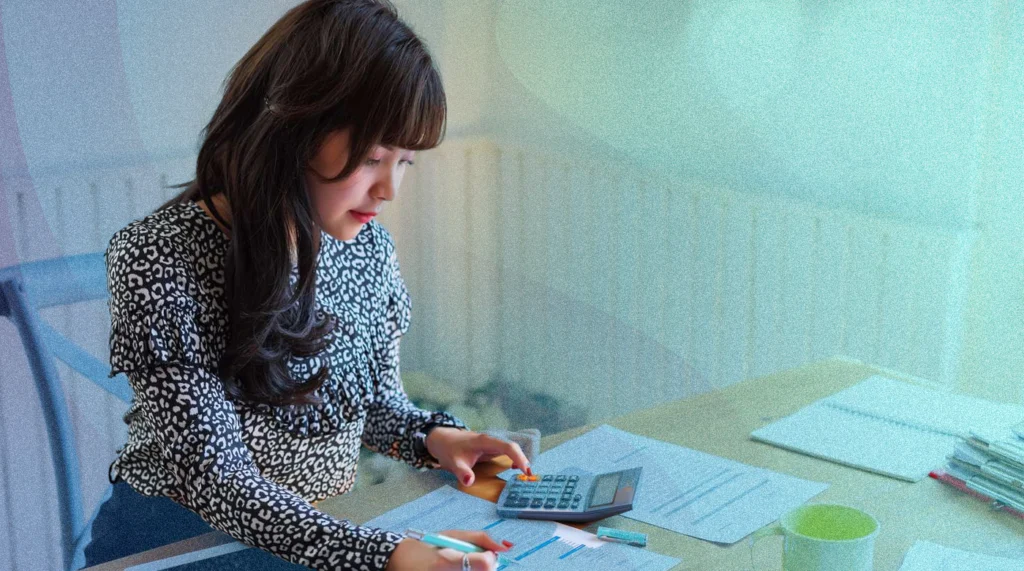 Produtora calculando taxas entre plataformas de eventos e ingressos