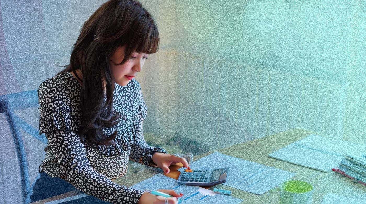 Produtora calculando taxas entre plataformas de eventos e ingressos